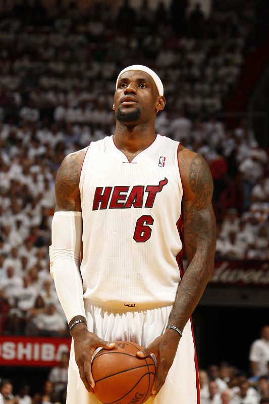 英超半场：B费破门，贝勒加德建功，狼队1-1曼联（英超半场：B费先拔头筹，贝勒加德扳平，狼队暂1-1曼联）