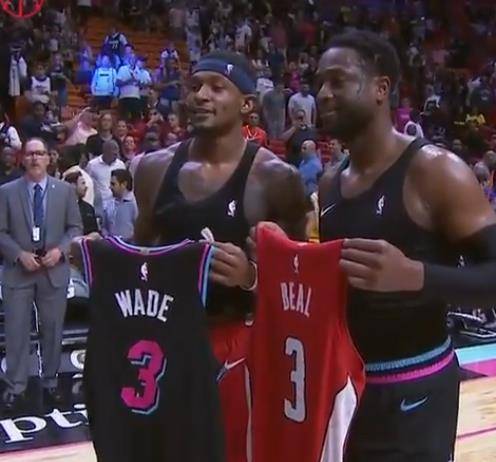 梅婷一家四口前往伯纳乌观战皇马vs尤文，女儿表示看完有点困（梅婷携家人四口现身伯纳乌观皇马对尤文，女儿笑称赛后有点困）