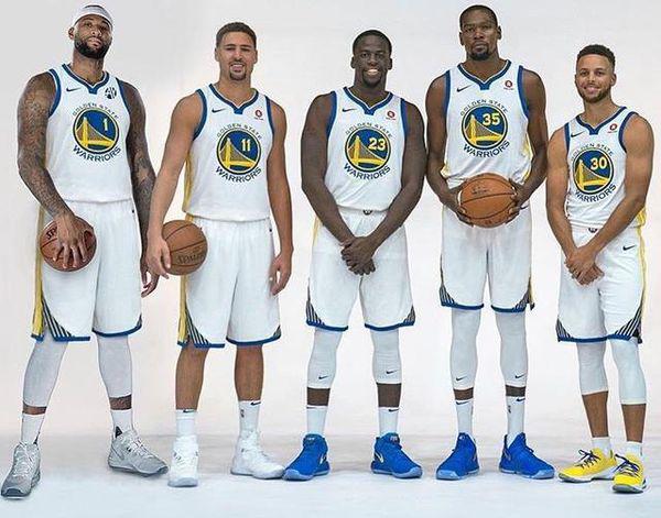 蛇精灵大战红魔鬼！意甲官方发布米兰德比预热海报（蓝黑蛇对阵红魔！意甲官方释出米兰德比预热海报）