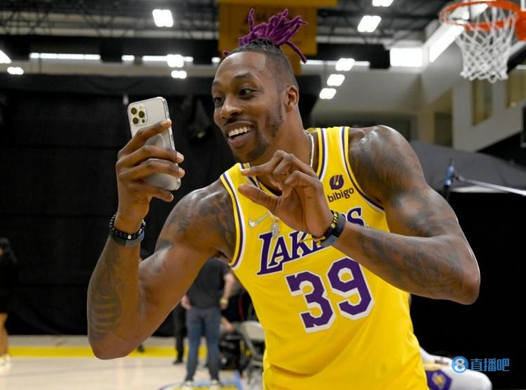 拜仁因球迷燃放烟火被罚，欧冠主场部分看台关闭（因球迷燃放烟火受罚，拜仁欧冠主场部分看台关闭）